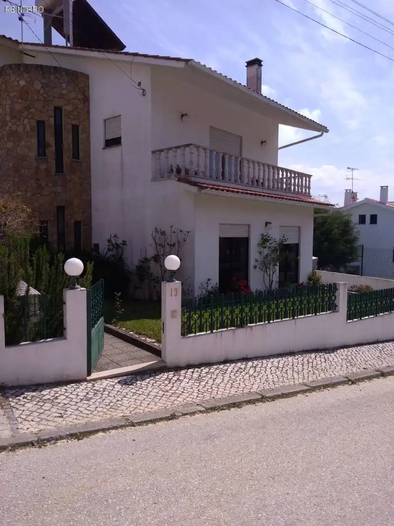بيت مستقل للبيع بواسطة وكيل Vimeiro   Rua Professor José Fernandes de  photo 1